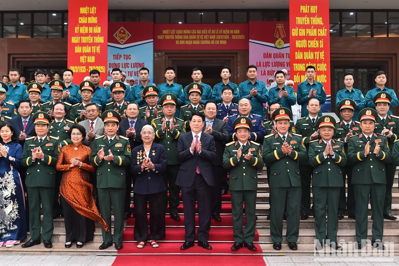 El jefe del Estado Luong Cuong y los asistentes a la ceremonia. El jefe del Estado Luong Cuong y los asistentes a la ceremonia.