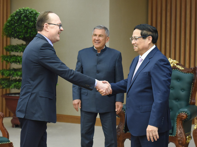 El jefe del Gobierno vietnamita saluda a los delegados de la República de Tartaristán. El jefe del Gobierno vietnamita saluda a los delegados de la República de Tartaristán.