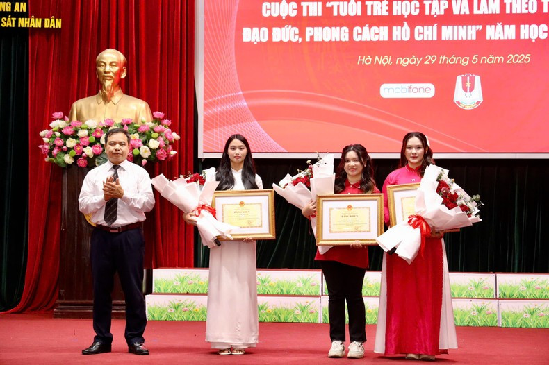 Los galardonados con el primer premio.