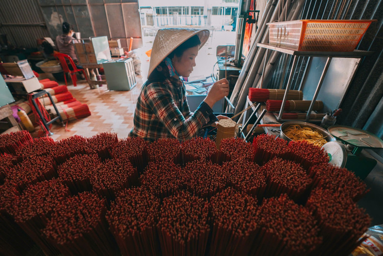 Los inciensos en Tay Ninh tienen dos colores populares: amarillo y marrón. El precio de cada ramo de inciensos varía de 1,37 a 2,55 dólares. Los inciensos en Tay Ninh tienen dos colores populares: amarillo y marrón. El precio de cada ramo de inciensos varía de 1,37 a 2,55 dólares.