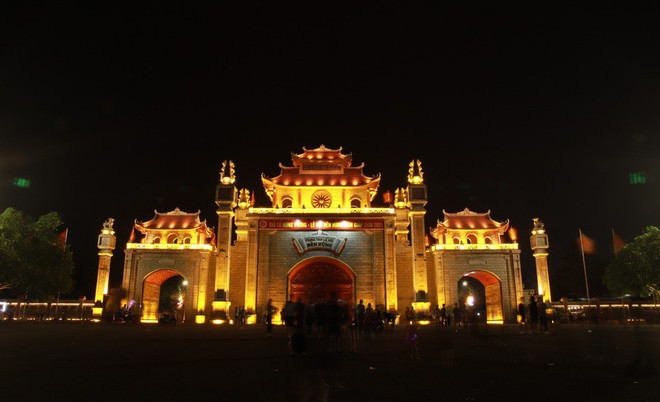 Los turistas experimentan un recorrido nocturno por el Templo de los Reyes Hung. (Fuente: VNA) Los turistas experimentan un recorrido nocturno por el Templo de los Reyes Hung. (Fuente: VNA)