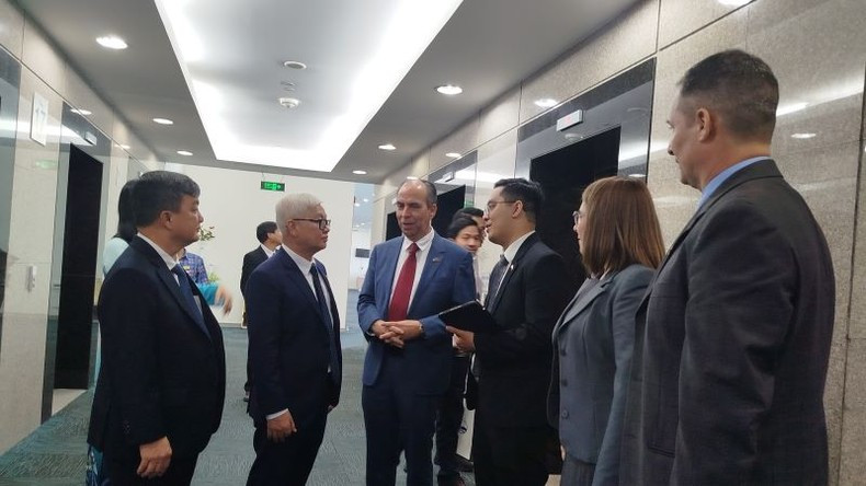El secretario del Partido Comunista de Vietnam en la provincia de Binh Duong, Nguyen Van Loi (segundo a la izquierda), conversa con el embajador cubano en Hanói, Rogelio Polanco Fuentes.