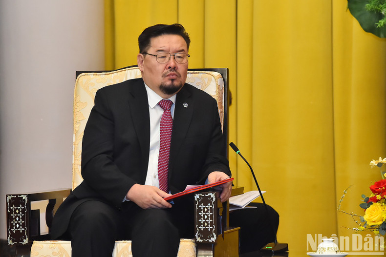 El presidente de la Oficina Presidencial de Mongolia, Gombojav Zandanshatar. El presidente de la Oficina Presidencial de Mongolia, Gombojav Zandanshatar.