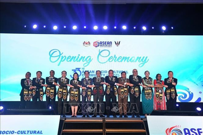 Ministros de la Comunidad Comunidad Sociocultural de la Asean toman fotos. (Fuente: VNA)