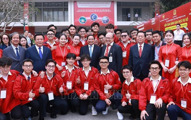 El primer ministro Pham Minh Chinh se une a los delegados y estudiantes en el lanzamiento del movimiento (Foto: VNA) El primer ministro Pham Minh Chinh se une a los delegados y estudiantes en el lanzamiento del movimiento (Foto: VNA)