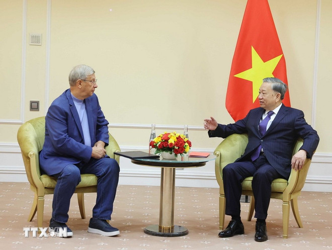 El secretario general del Partido Comunista de Vietnam, To Lam, y el director general de la empresa rusa Zarubezhneft, Sergei Kudryashov. (Fuente: VNA)