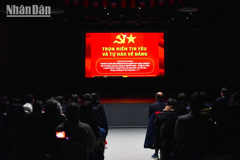 Los asistentes aprecian documentales sobre la historia y el significado de la fundación del PCV.