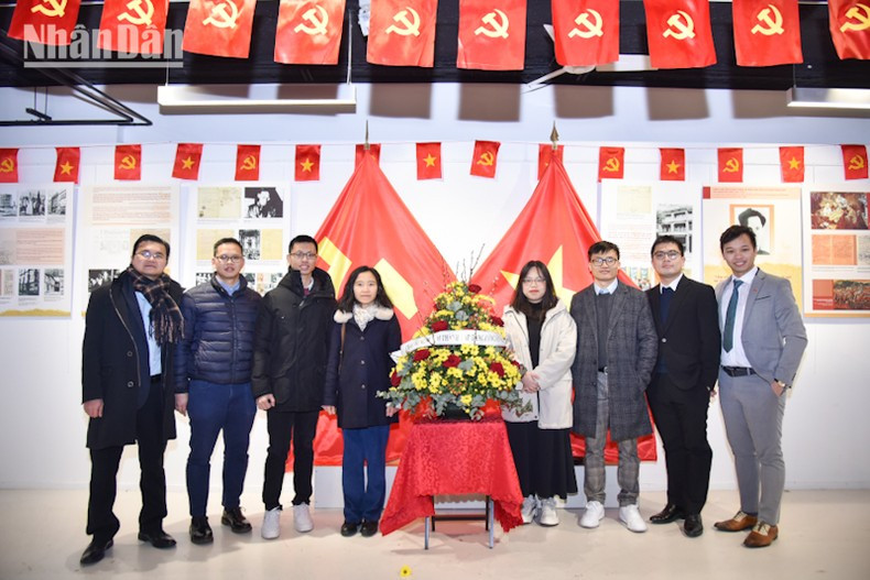 Jóvenes vietnamitas asisten al acto conmemorativo.