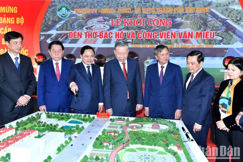 La maqueta del Templo dedicado al Tío Ho y el parque de Van Mieu.