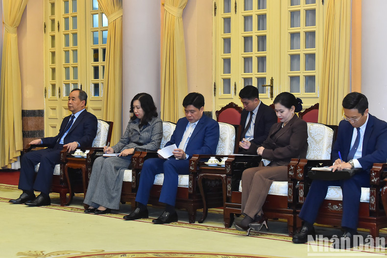 Asistentes vietnamitas a la cita. Asistentes vietnamitas a la cita.