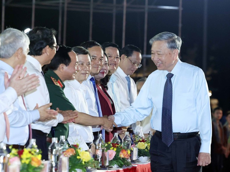 El máximo dirigente partidista To Lam saluda a los asistentes al evento. El máximo dirigente partidista To Lam saluda a los asistentes al evento.