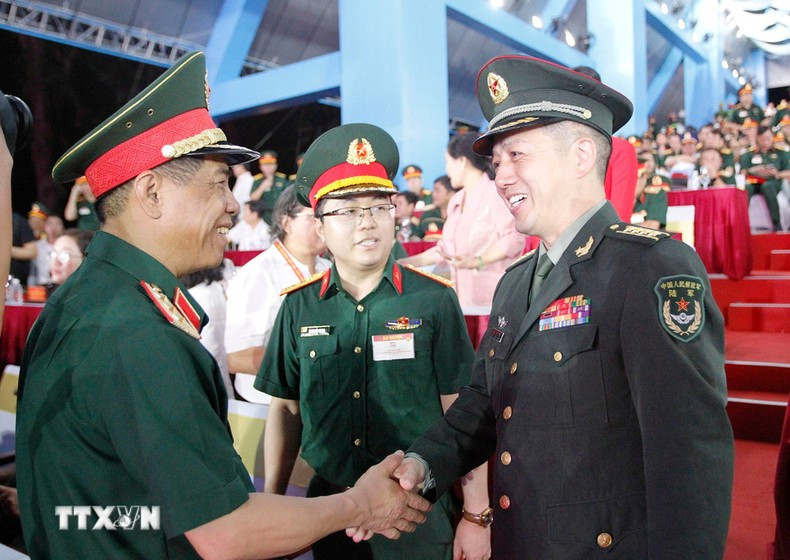 Dirigentes del Ejército Popular de Vietnam (a la izquierda) saludan a los líderes del Ejército Popular de Liberación de China.