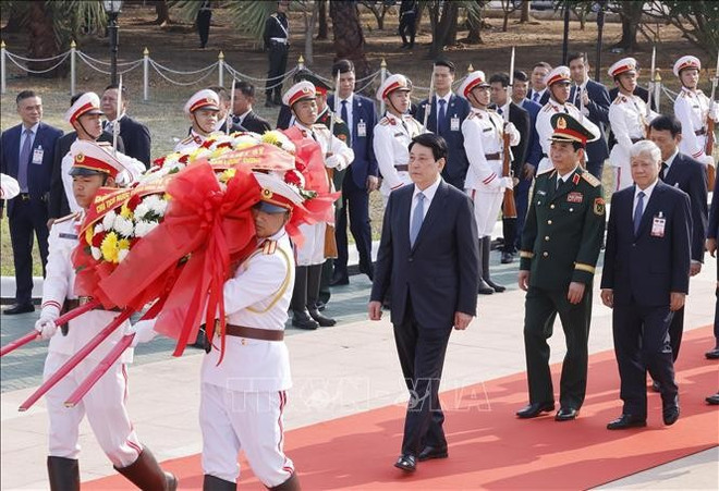 El presidente de Vietnam, Luong Cuong, y la delegación de alto rango del país rinden tributo al líder laosiano Kaysone Phomvihane (Foto: VNA)