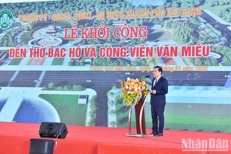 Dirigente de la provincia de Bac Ninh habla en la cita.