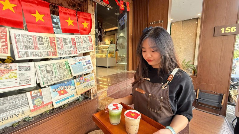 Las bebidas están decoradas con la bandera nacional de Vietnam.