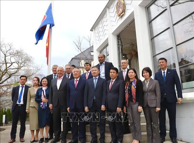 El viceprimer ministro permanente Nguyen Hoa Binh se tomó una foto de recuerdo con representantes de varias empresas alemanas líderes en los campos de finanzas y defensa en el Consulado General de Vietnam en Frankfurt. (Foto: VNA) El viceprimer ministro permanente Nguyen Hoa Binh se tomó una foto de recuerdo con representantes de varias empresas alemanas líderes en los campos de finanzas y defensa en el Consulado General de Vietnam en Frankfurt. (Foto: VNA)