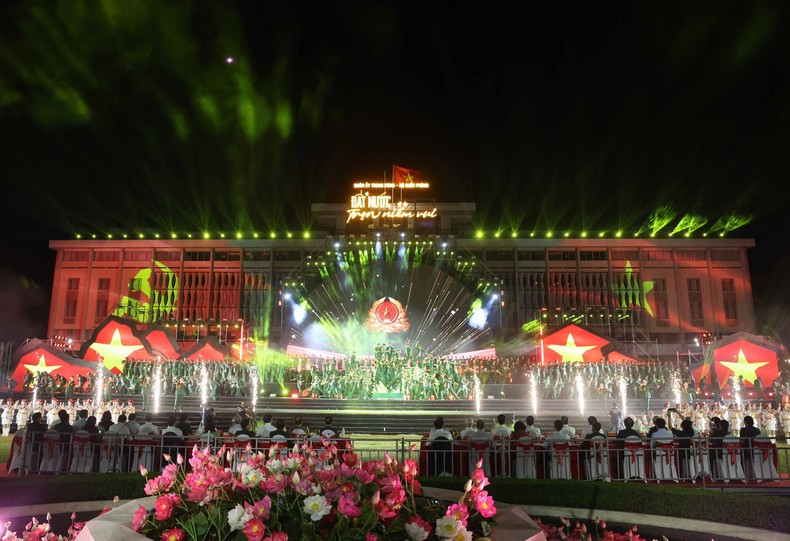 El programa artístico se celebra en ocasión del 50o aniversario de la Liberación del Sur y la Reunificación Nacional (30 de abril). El programa artístico se celebra en ocasión del 50o aniversario de la Liberación del Sur y la Reunificación Nacional (30 de abril).