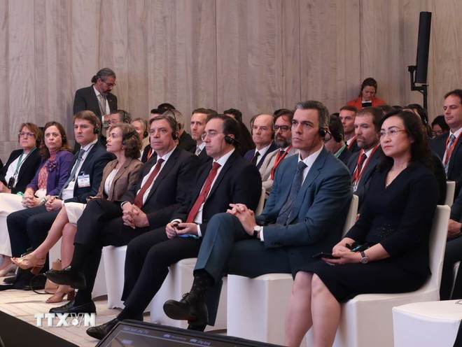 El presiddente del Gobierno español, Pedro Sánchez, (segundo desde derecha) asiste al Foro Empresarial Vietnam-España en Ciudad Ho Chi Minh (Foto: VNA)
