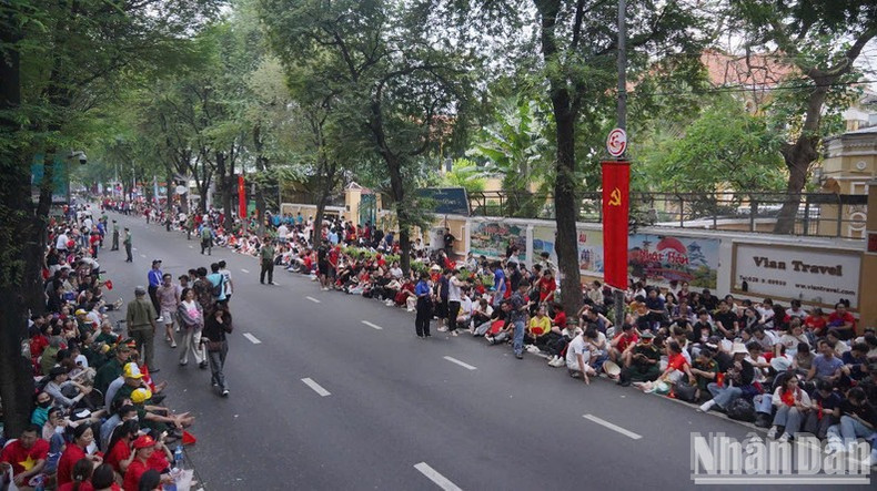 Pobladores se congregran en las calles para presenciar las actividades conmemorativas. Pobladores se congregran en las calles para presenciar las actividades conmemorativas.