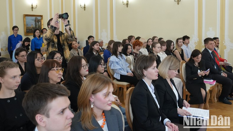 Numerosos estudiantes rusos y vietnamitas asisten al evento.