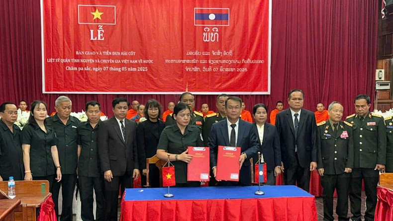 Representantes de la provincia vietnamita de Kon Tum y de la localidad laosiana de Champasak firman un acuerdo para entregar los restos de 16 mártires caídos en Laos.