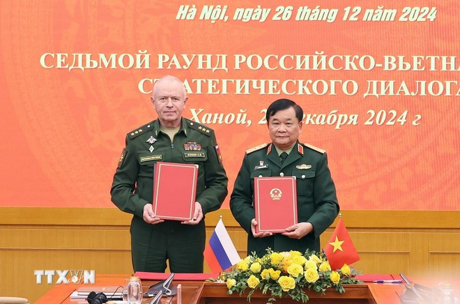 El viceministro de Defensa de Vietnam, Hoang Xuan Chien, y su homólogo ruso en la firma de un documento de cooperación entre las dos carteras. (Fuente: VNA) El viceministro de Defensa de Vietnam, Hoang Xuan Chien, y su homólogo ruso en la firma de un documento de cooperación entre las dos carteras. (Fuente: VNA)