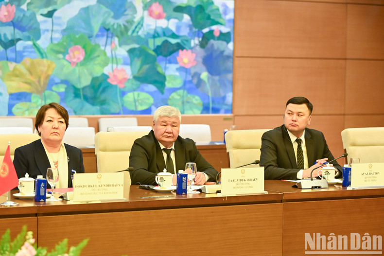 Delegados de Kirguistán asisten a la reunión.