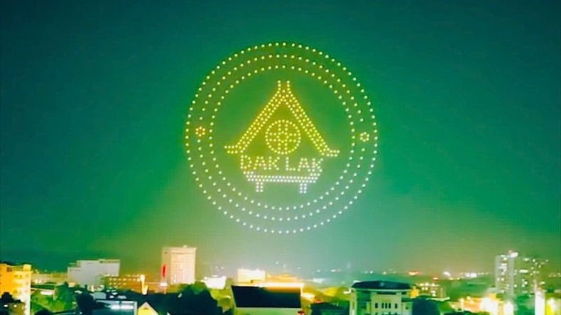 El logotipo de la provincia de Dak Lak formado por los drones. El logotipo de la provincia de Dak Lak formado por los drones.