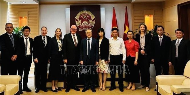Representantes de la Universidad de Tecnología de Sídney (UTS) y el Ministerio de Información y Comunicaciones en noviembre de 2024. (Fuente: VNA)
