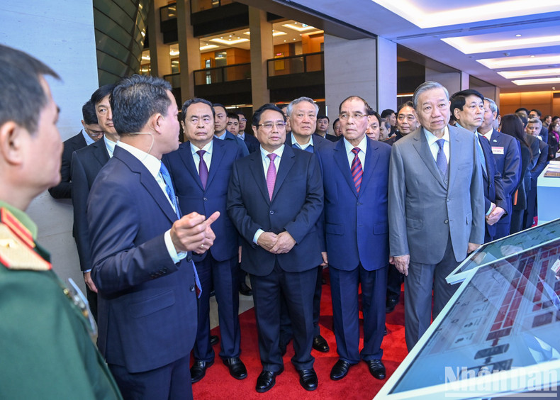 El máximo líder partidista To Lam y dirigentes del Partido y Estado escuchan presentación sobre los productos científicos y tecnológicos del Grupo de Telecomunicaciones Viettel.