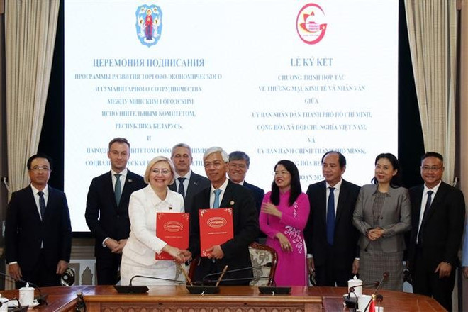 Los líderes de Ciudad Ho Chi Minh y Minsk (de Bielorrusia) firmaron 23 de septiembre de 2024 el Programa de Cooperación Comercial, Económica y Humanitaria para el período 2024-2026. (Fuente: VNA) Los líderes de Ciudad Ho Chi Minh y Minsk (de Bielorrusia) firmaron 23 de septiembre de 2024 el Programa de Cooperación Comercial, Económica y Humanitaria para el período 2024-2026. (Fuente: VNA)