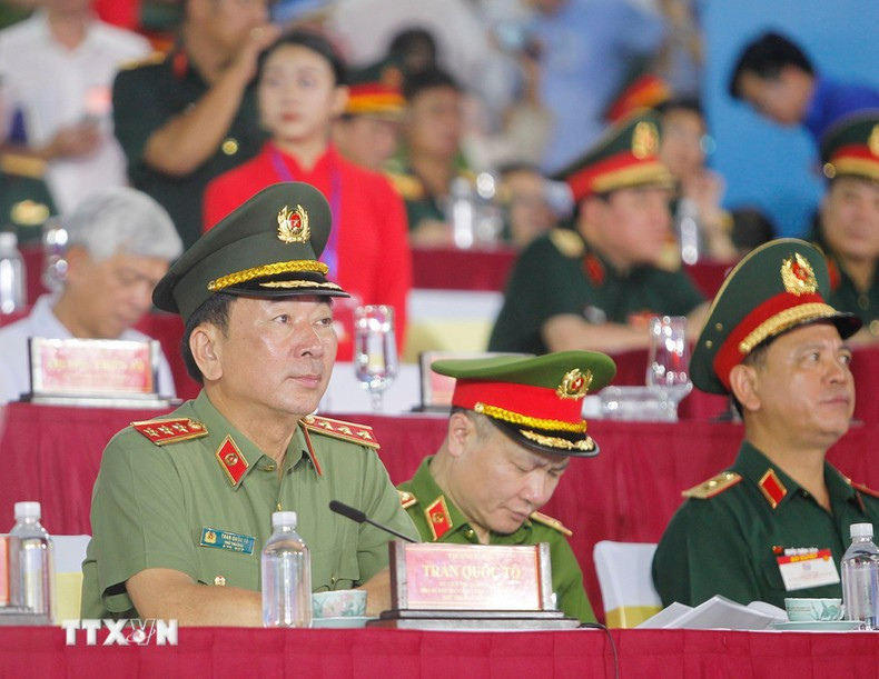 Dirigentes del Ministro de Seguridad Pública de Vietnam en el acto.