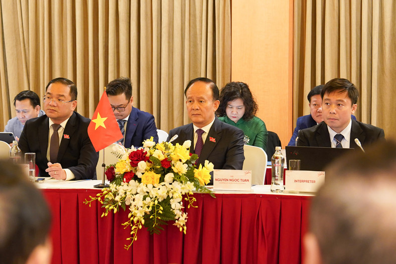 El presidente del Consejo Popular de Hanói, Nguyen Ngoc Tuan (en el centro). El presidente del Consejo Popular de Hanói, Nguyen Ngoc Tuan (en el centro).