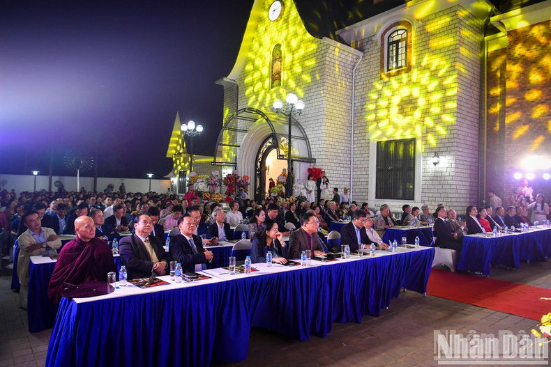 Asistentes al acto inaugural. Asistentes al acto inaugural.