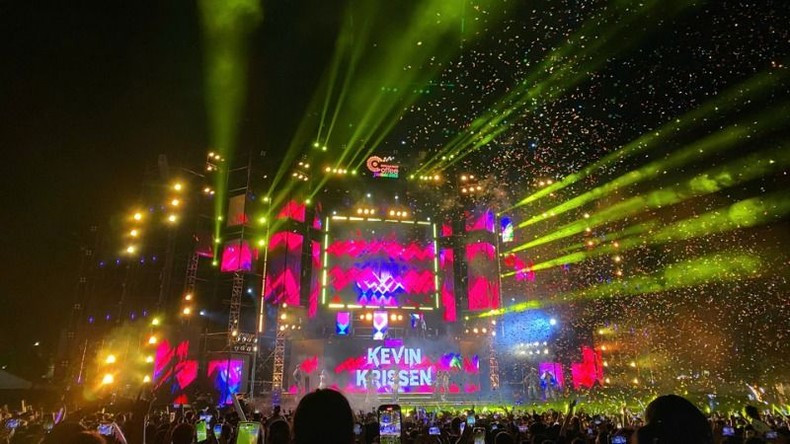 Según el comité organizador, en el Festival de Luces participan numerosos artistas vietnamitas y extranjeros, que ofrecen a los espectadores actuaciones interesantes. Según el comité organizador, en el Festival de Luces participan numerosos artistas vietnamitas y extranjeros, que ofrecen a los espectadores actuaciones interesantes.