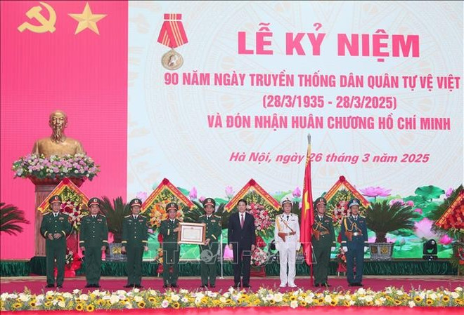 El presidente Luong Cuong entrega la Orden Ho Chi Minh a la fuerza de milicia. (Foto: VNA) El presidente Luong Cuong entrega la Orden Ho Chi Minh a la fuerza de milicia. (Foto: VNA)