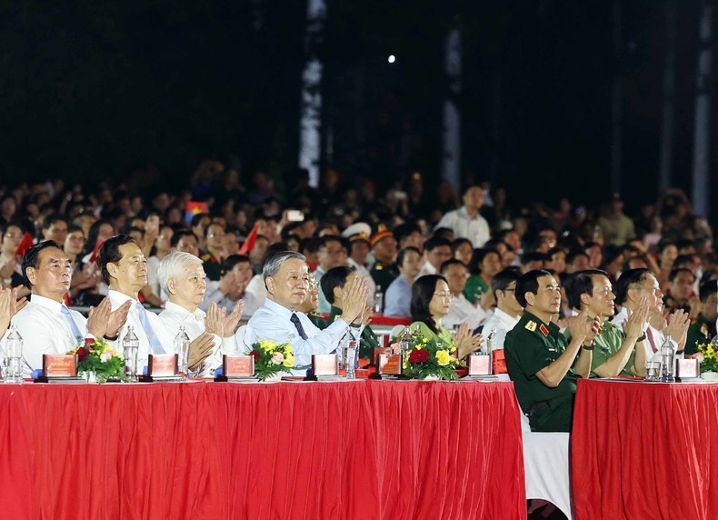 El secretario general To Lam y los dirigentes y ex líderes del Partido y Estado acuden a la velada. El secretario general To Lam y los dirigentes y ex líderes del Partido y Estado acuden a la velada.