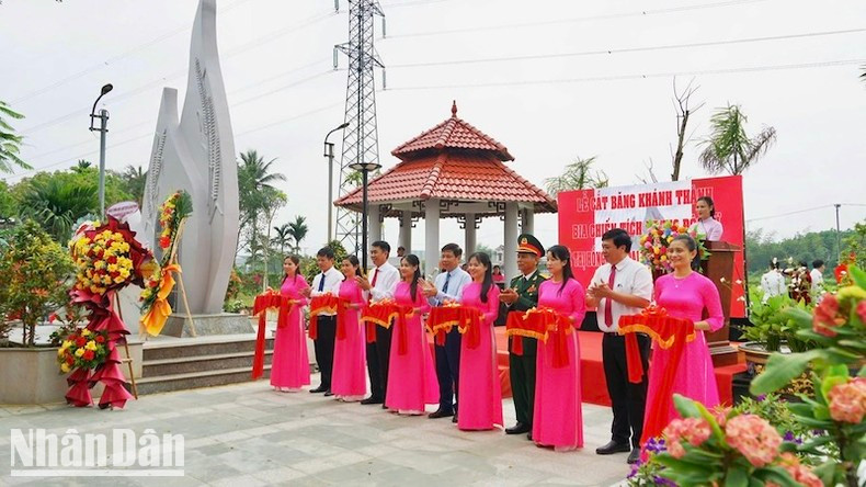 El veterano Tran Chien Chinh, junto a dirigentes del distrito de Hoa Vang, participa en la inauguración de los monumentos históricos en los lugares donde combatió su unidad, con el fin de contribuir a educar a los jóvenes sobre las heroicas tradiciones del país. El veterano Tran Chien Chinh, junto a dirigentes del distrito de Hoa Vang, participa en la inauguración de los monumentos históricos en los lugares donde combatió su unidad, con el fin de contribuir a educar a los jóvenes sobre las heroicas tradiciones del país.