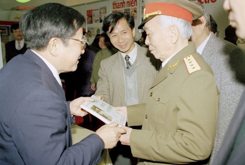 El General Vo Nguyen Giap visitó el stand de publicaciones de la Agencia Vietnamita de Noticias (VNA) en el Festival Primaveral de la Prensa de Vietnam 2000. Foto: VNA El General Vo Nguyen Giap visitó el stand de publicaciones de la Agencia Vietnamita de Noticias (VNA) en el Festival Primaveral de la Prensa de Vietnam 2000. Foto: VNA