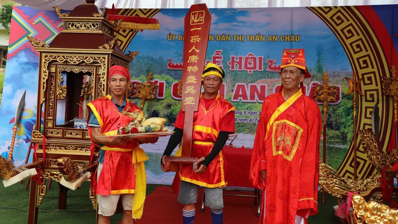 Ceremonia de procesión del palanquín en el festival. Ceremonia de procesión del palanquín en el festival.