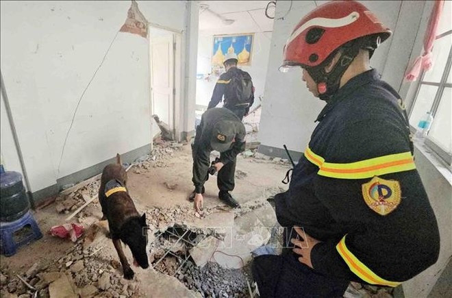 Los rescatistas del Ministerio de Seguridad Pública buscan víctimas en un edificio de la ciudad de Zabuthari, Naypyidaw, capital de Myanmar. (Foto: VNA) Los rescatistas del Ministerio de Seguridad Pública buscan víctimas en un edificio de la ciudad de Zabuthari, Naypyidaw, capital de Myanmar. (Foto: VNA)