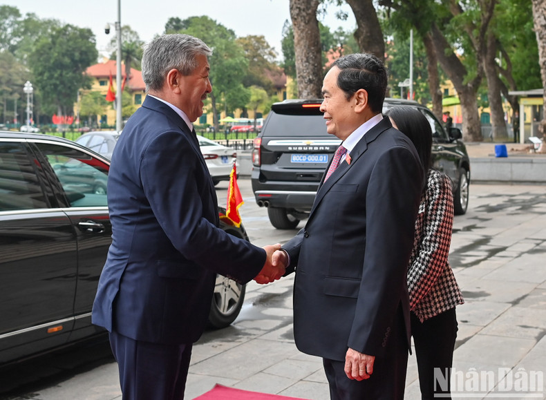 El titular de la ANV, Tran Thanh Man, recibe al premier de Kirguistán, Adylbek Kasimalyev.