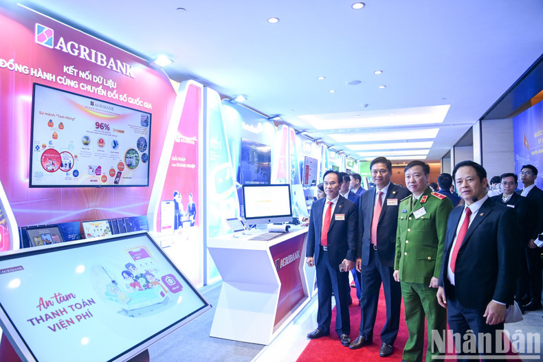 Los delegados visitan el espacio de exhibición del Banco de Agricultura y Desarrollo Rural, Agribank.