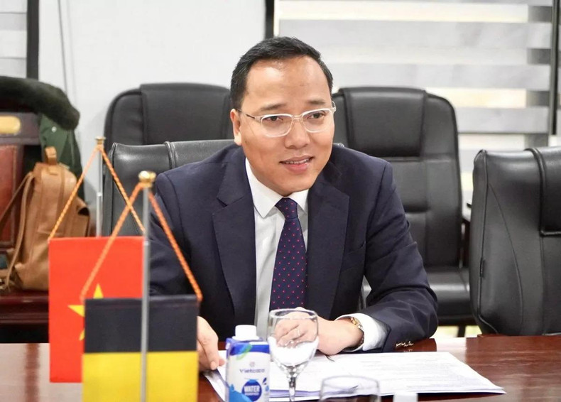 El viceministro de Industria y Comercio de Vietnam Nguyen Hoang Long habla en el encuentro. El viceministro de Industria y Comercio de Vietnam Nguyen Hoang Long habla en el encuentro.