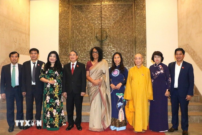 En la reunión entre el el vicepresidente de la Asamblea Nacional de Vietnam, Nguyen Duc Hai (cuarta de izquierda) y la primera ministra de Sri Lanka, Harini Amarasuriya (Foto: VNA) En la reunión entre el el vicepresidente de la Asamblea Nacional de Vietnam, Nguyen Duc Hai (cuarta de izquierda) y la primera ministra de Sri Lanka, Harini Amarasuriya (Foto: VNA)