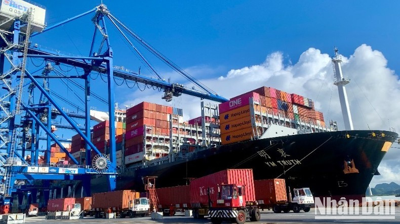 El puerto de Lach Huyen, punto final del ferrocarril que conecta Hekou (China) y Lao Cai-Hanói-Hai Phong. El puerto de Lach Huyen, punto final del ferrocarril que conecta Hekou (China) y Lao Cai-Hanói-Hai Phong.