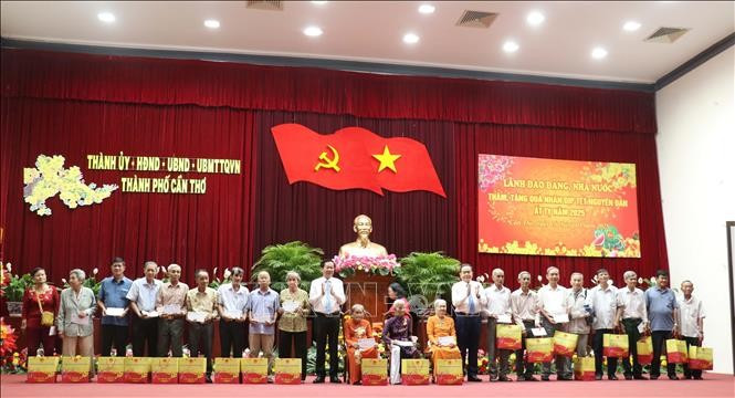 El titular del Parlamento entrega regalos a madres heroicas de Vietnam y las familias beneficiarias de políticas en la ciudad de Can Tho. El titular del Parlamento entrega regalos a madres heroicas de Vietnam y las familias beneficiarias de políticas en la ciudad de Can Tho.