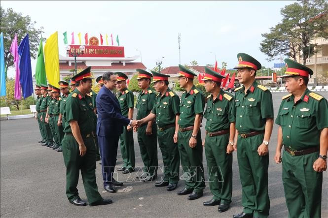 El presidente de la ANV, Tran Thanh Man, saluda a oficiales y trabajadores del Alto Mando Militar de la ciudad de Can Tho. El presidente de la ANV, Tran Thanh Man, saluda a oficiales y trabajadores del Alto Mando Militar de la ciudad de Can Tho.