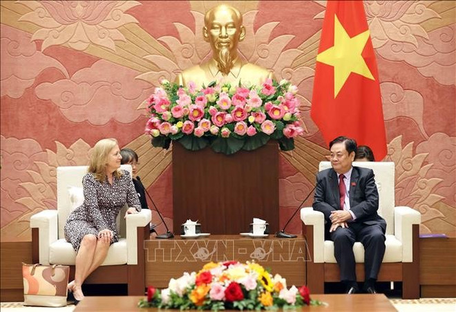 El vicepresidente de la Asamblea Nacional de Vietnam, Le Minh Hoan, y Mariam Sherman, directora del Banco Mundial en Vietnam, Camboya y Laos. (Fuente: VNA) El vicepresidente de la Asamblea Nacional de Vietnam, Le Minh Hoan, y Mariam Sherman, directora del Banco Mundial en Vietnam, Camboya y Laos. (Fuente: VNA)