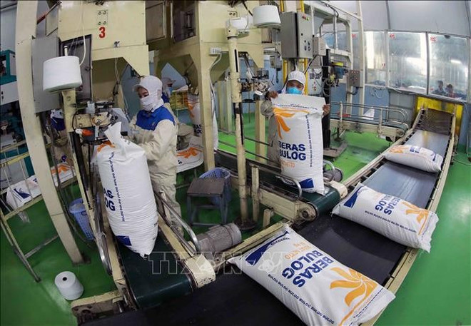 Embalaje de arroz para exportación en una fábrica de la empresa Loc Troi. (Foto: VNA)